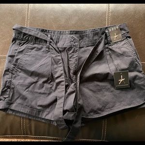 New with tag! Women’s size 8 Navy shorts.
